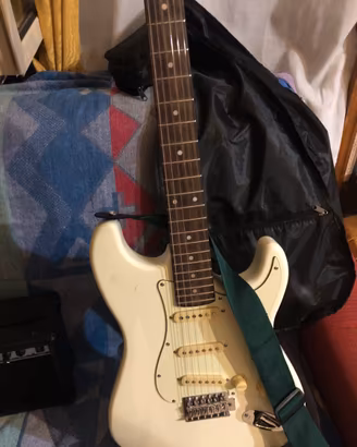CHITARRA ELETTRICA “EKO” CON ACCESSORI