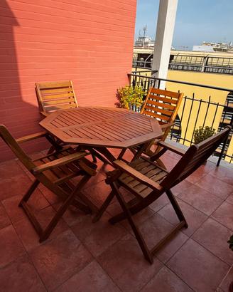 Set: tavolo ottagonale + 4 sedie- legno di acacia.