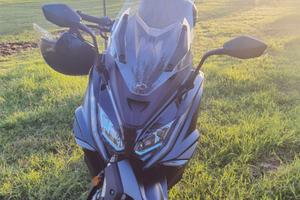 Kymco Ak550 Nero Opaco + bauletto e staffa AK 550