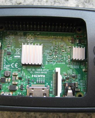 Raspberry Pi 3 Model B con Case Alimentatore SD