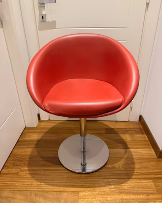 Poltroncina girevole Pedrali in pelle rossa