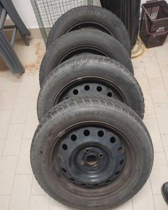 4 gomme invernali più cerchi da 15" per Hyudai i20