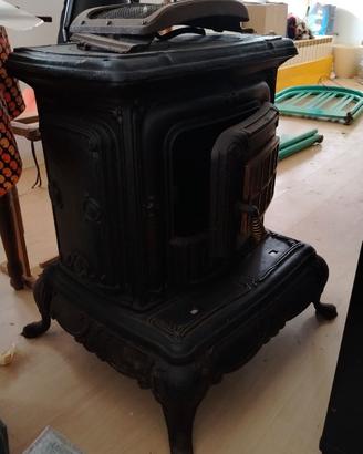 Stufa a legna vintage in ghisa tipo "Parlor Stove"