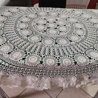 copritavola di pizzo fatto a mano con uncinetto 