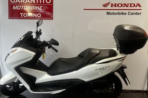 Honda Forza 300 .