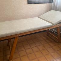 Lettino visita solido.