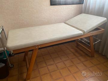 Lettino visita solido.