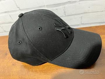 Cappello new era total black taglia unica