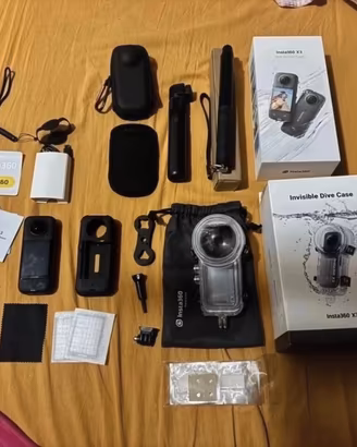 Insta360 X3 + Invisible Case + Accessori