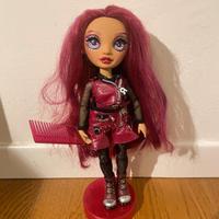 Bambola Rainbow High con pettine e supporto