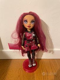 Bambola Rainbow High con pettine e supporto
