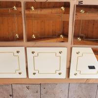 Specchi decorativi con cornice dorata