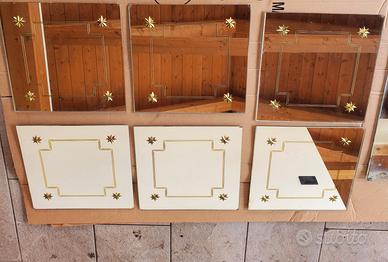 Specchi decorativi con cornice dorata