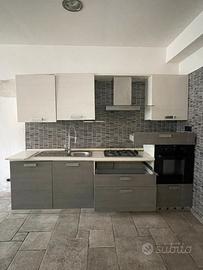 Cucina completa di elettrodomestici