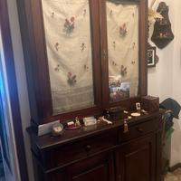 Mobile con vetrinetta e cassetti