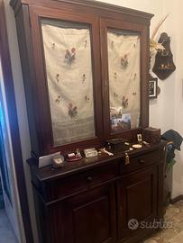 Mobile con vetrinetta e cassetti