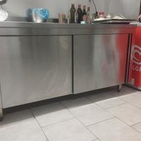 Tavolo armadiato con porte scorrevoli 