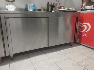 Tavolo armadiato con porte scorrevoli 