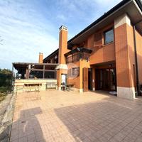 VILLA A SCHIERA A ROMA