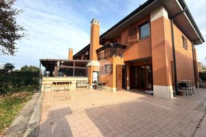VILLA A SCHIERA A ROMA