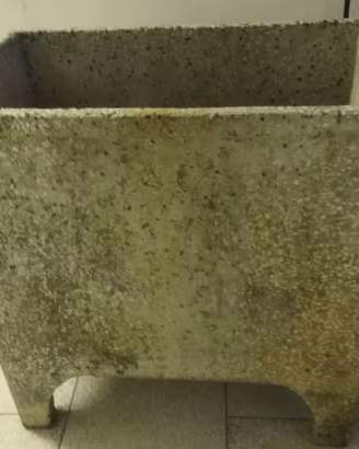 Vasca/lavatoio in cemento granigliato con piedini