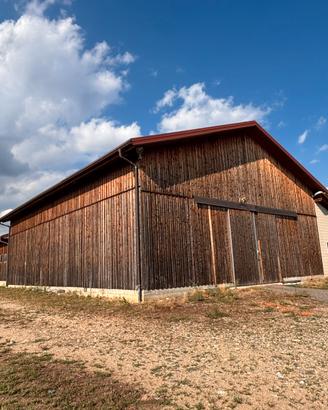 Azienda agricola con stalla spaccio e abitazione