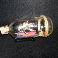 Bottiglia decorativa vintage con una barca a vela