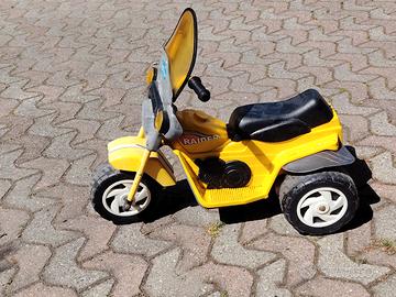 Triciclo elettrico Peg Perego giallo per bambini