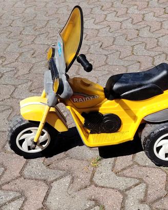 Triciclo elettrico Peg Perego giallo per bambini