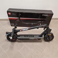 Monopattino Ducati Pro II con frecce 