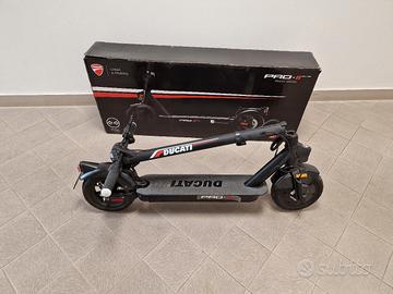 Monopattino Ducati Pro II con frecce 