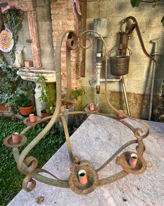 Lampadario in ferro battuto medioevale