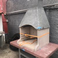 Berbeque bianco e rosso in cemento da intonacare