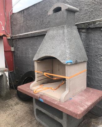 Berbeque bianco e rosso in cemento da intonacare