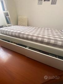 Due letti singoli con contenitore