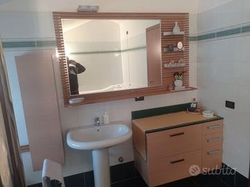 Mobile bagno con accessori