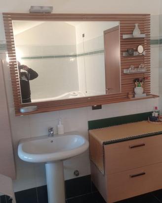 Mobile bagno con accessori