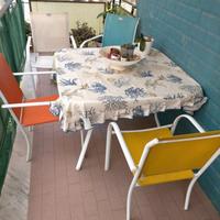 Tavolo e sedie per terrazzo.