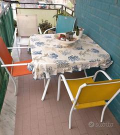 Tavolo e sedie per terrazzo.
