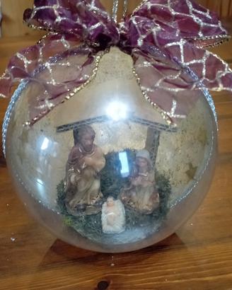 Pallina di Natale con presepe