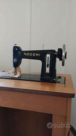 Macchina per cucire d'epoca Necchi
