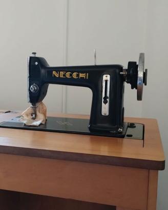 Macchina per cucire d'epoca Necchi