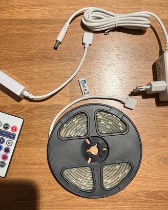 STRISCIA LED RGB COLORATA CON TELECOMANDO
