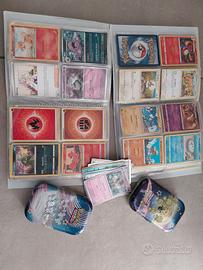 2 album pokemon con più di 200 carte e 2 box 