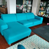 Divano azzurro tre/quattro posti con isola