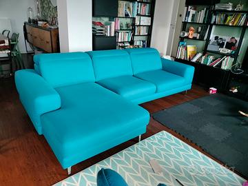 Divano azzurro tre/quattro posti con isola