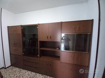 Armadio in formica tenuto benissimo.
