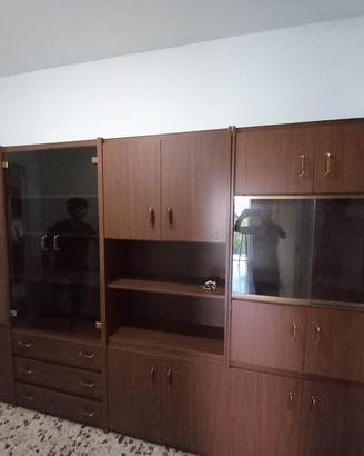 Armadio in formica tenuto benissimo.