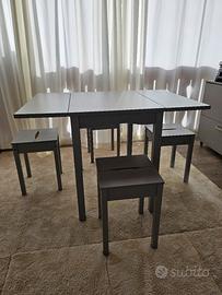 Tavolo ikea pieghevole e 4 sgabelli 