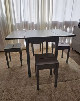 Tavolo ikea pieghevole e 4 sgabelli 